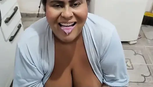Ibu tiri, ayo ngentot di dapur? (Dia mengambil banyak air mani di mulutnya)