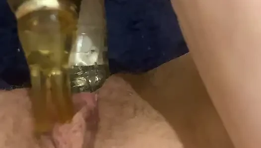 Istri masturbasi di lantai kamar mandi saat suaminya di luar ruangan