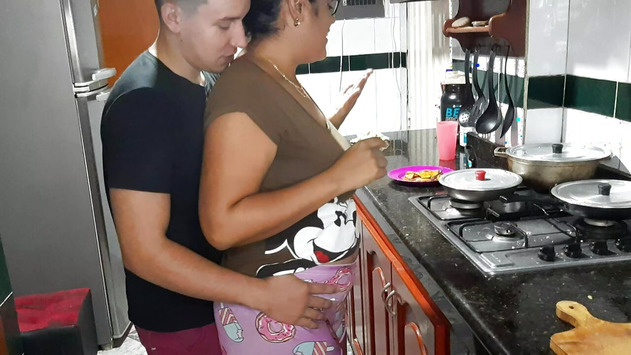 Gorąca milfka ssie mojego kutasa