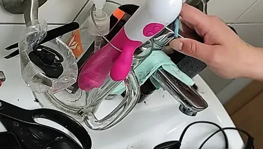 Blowjob di selesai toilet dengan air mani di mulut