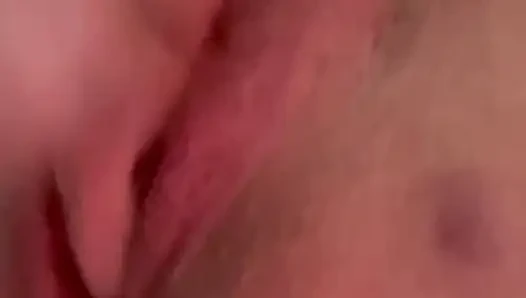 Mandi, fingering, dildo, dan muncrat