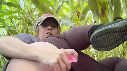 Masturbieren auf einem Maisfeld mit dildo