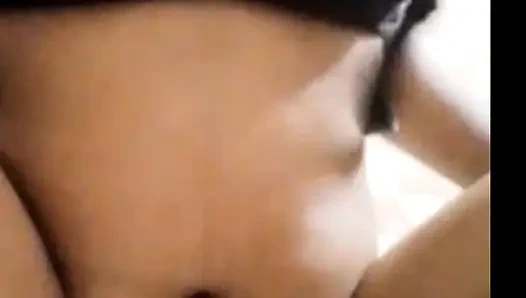 Desi indisches mädchen, das im badezimmer badet - heißes ASMR-video