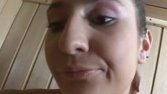 Камшот на лицо юной подруги в сауне в любительском видео