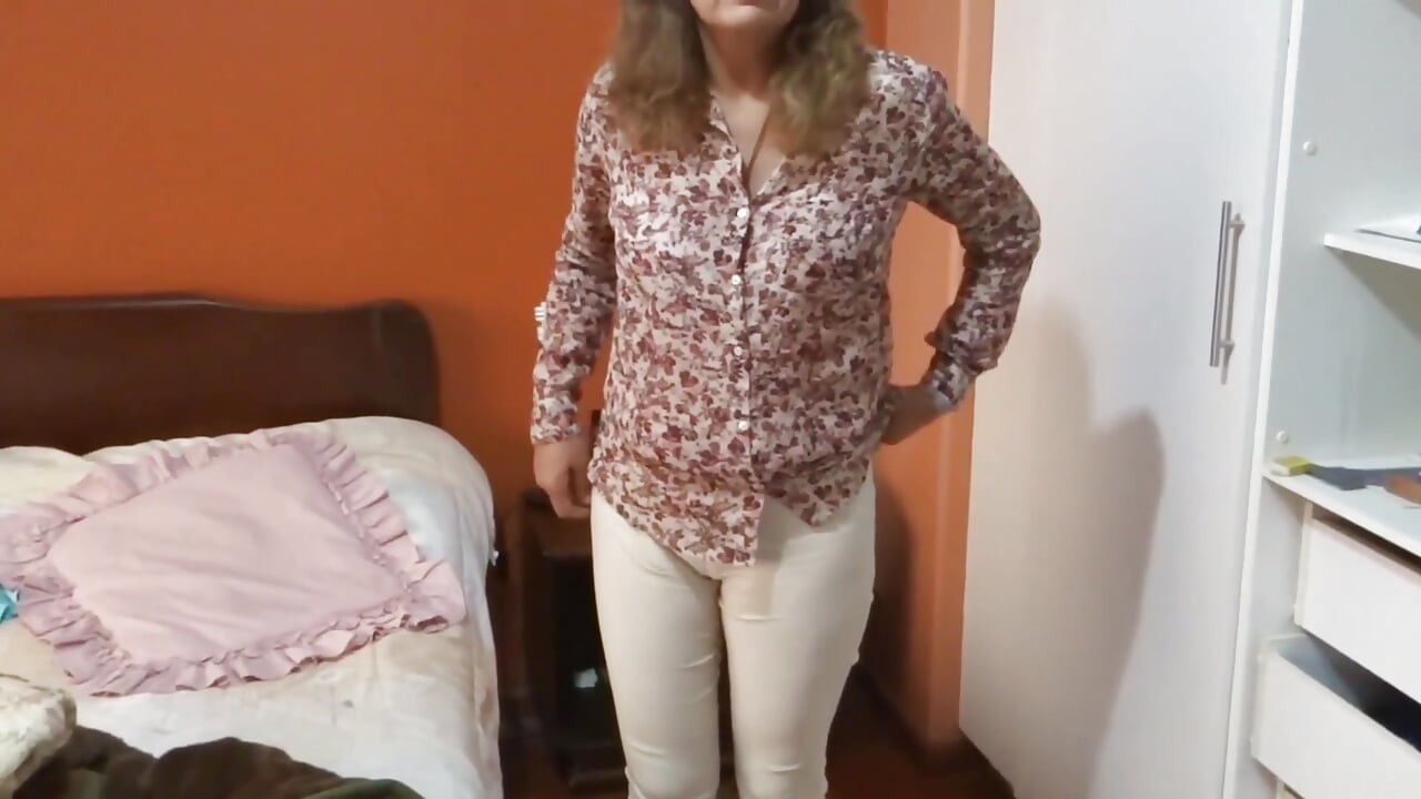 Por favor a mi amiga e invita a su hijastro a verme y masturbarse