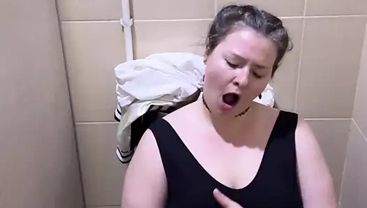 Masturbasi di toilet umum di klub malam