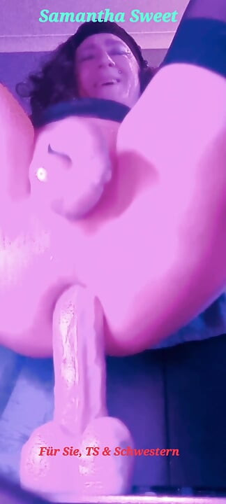 Samantha Sweet com vibrador XXL se fode anal