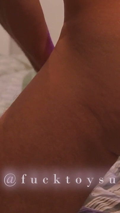 Utrogen kone POV blid olie-massage anal-træning med plug og dyb strapon-pegging close up | Klip 2