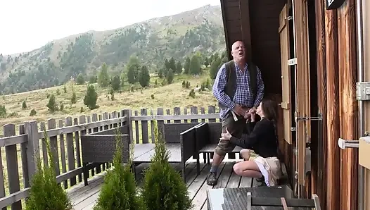 Vollbusige Blondine in Lederhosen Wird Auf Der Alpenhütte Gefickt