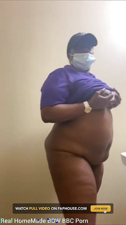 Honry en el trabajo frotando mi coño rebotando mis tetas