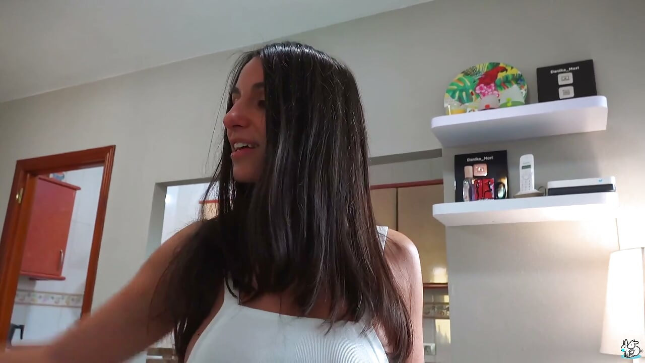 True Amateurs - Danika abre sua buceta careca para desfrutar de dedilhado brincalhão e foda anal profunda