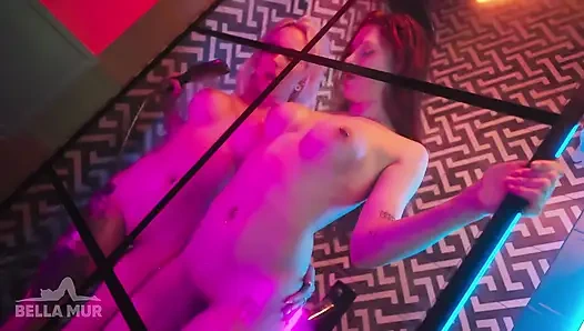 Мокрые игры в душе с Sofia Simens