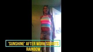 &#39;Sunshine&#39; nach der Arbeit squirtet Regenbogen-Sommer-Outfit