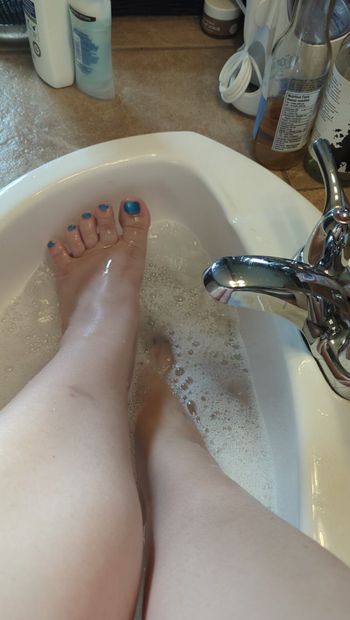 Les pieds deviennent savonneux et mouillés.