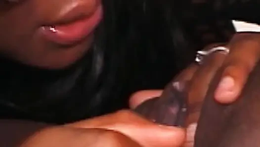 Schwarze schönheiten FFm dreier harter fick - lesbische action-creampie-orgie