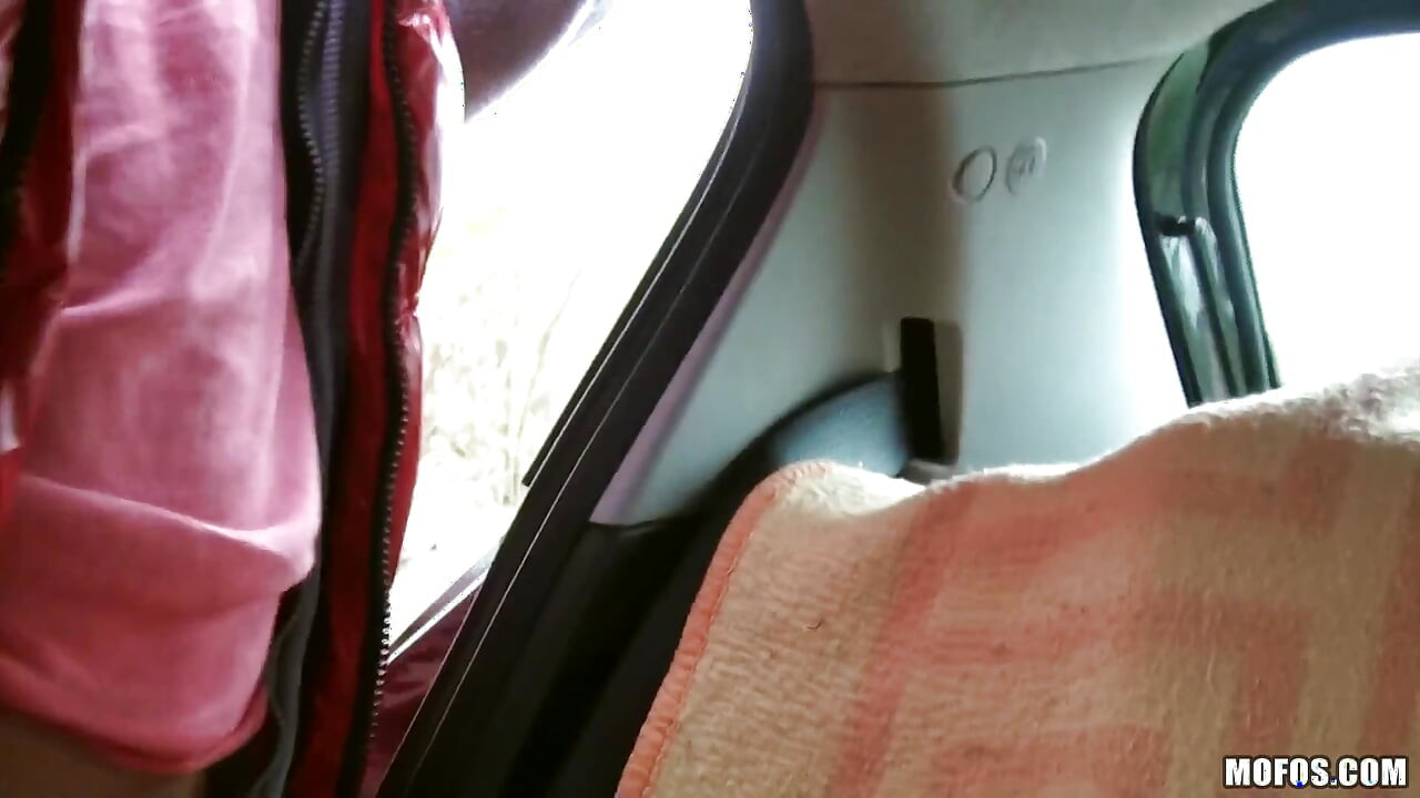 Osierocone nastolatka - gorąca amatorka Anina Silk jest osierocona, pozwala Victor i Pan Clark zabrać ją na przejażdżkę i do Hot Parkside 3some