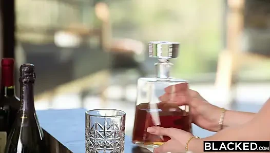 Blacked saksocu sarışın Angie Faith patronunun canavar büyük zenci yarağının her santimini alıyor