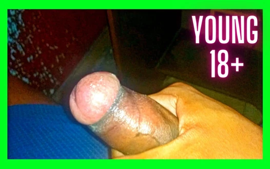 Genç eşcinsel kıllı yarağını sıvazlıyor. Sex Gay'in yarağı.