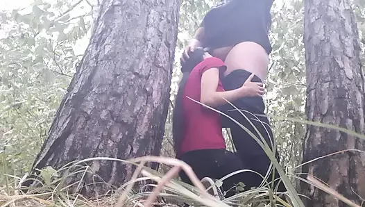 我们从雨中躲在树下，为了保暖，我们做爱 - lesbian-illusion