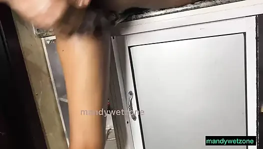 Pembantuku ini kilat di dapur sama suamiku