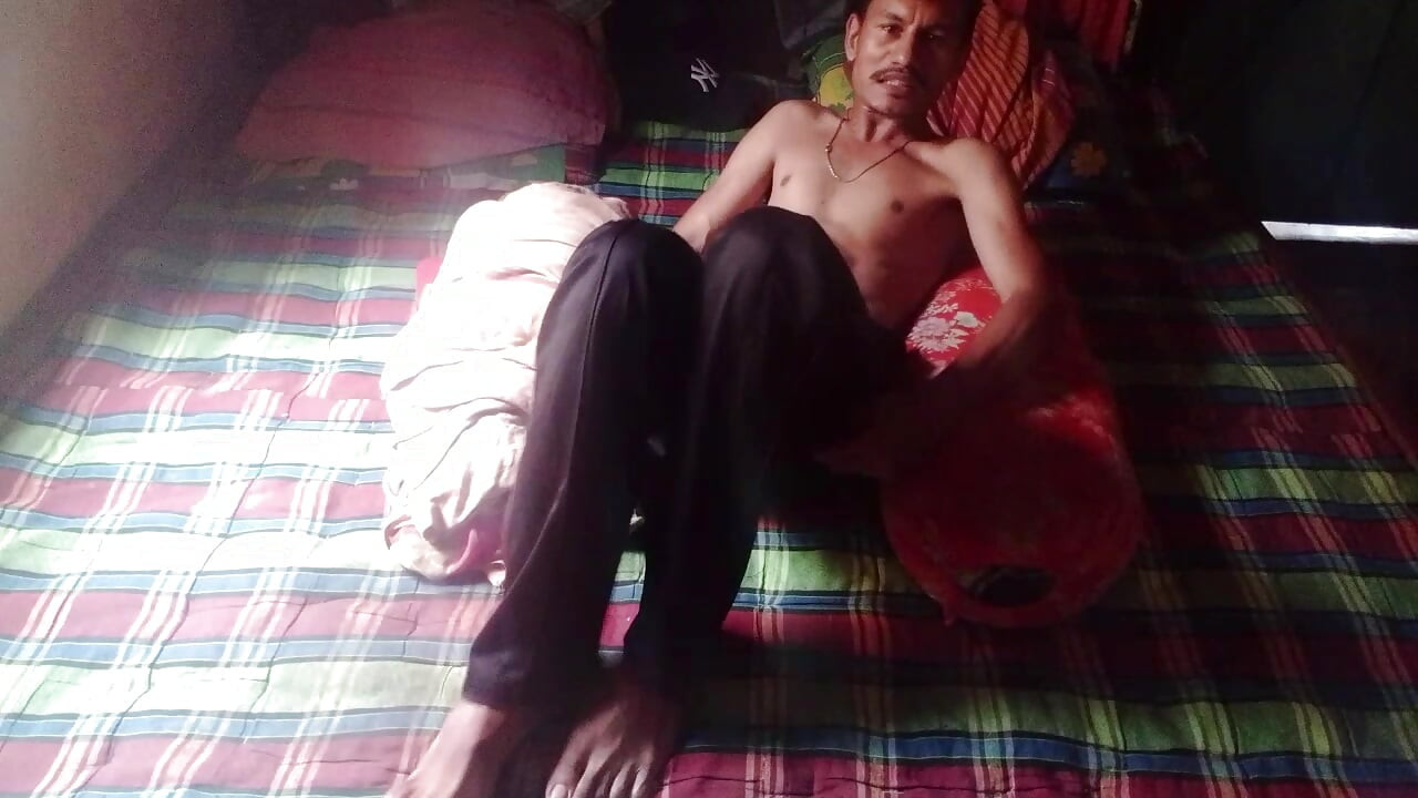 I had sex in the bedroom of a village house, watch the video without the girl.