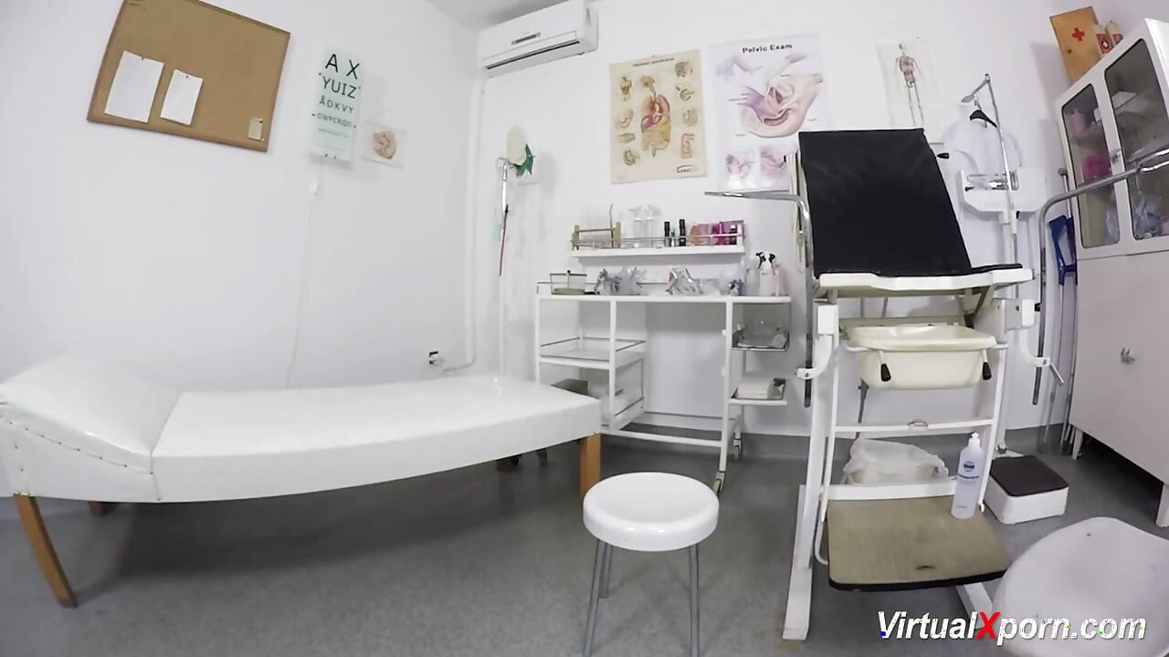 Cycata owłosiona dojrzała czeka na lekarza