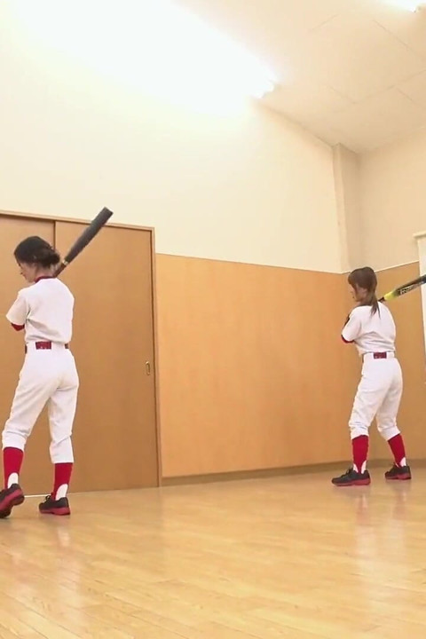 Zorras japonesas de béisbol follan en fiesta de coños mojados rellenos, orgía con preñada
