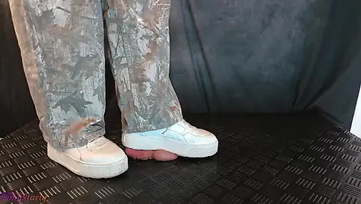 Unter ihren schmutzigen turnschuhen stampft - schwanzbälle zerquetschen, shoejob, bootjob, CBt, ballbusting, Trampling, stampfen