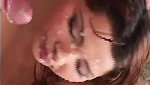 Baştan çıkarıcı esmer orta yaşlı seksi kadın oral ve sert sikişiyor