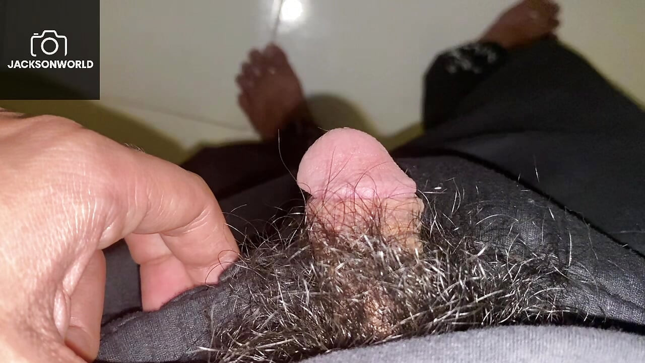 Sam u tihoj sobi uživam u svom privatnom trenutku opuštanja