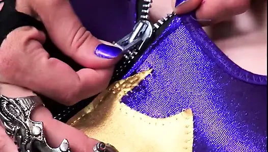 Kızlar birbirlerini nezaket olmadan sevişir ve yalar