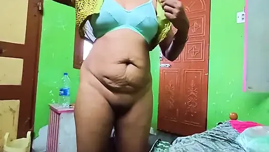 Ammu büyük göğüslerini gösteriyor ve sari değiştiriyor