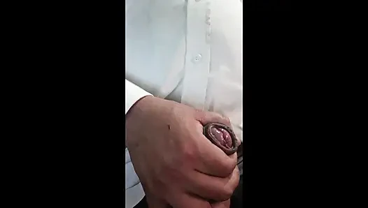 Tamamen çıplak ve mastürbasyon yapmaya başlayana kadar yavaşça değişiyorum