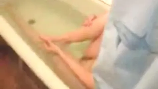 Femme nue dans la salle de bain