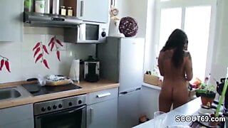 Un beau-fils surprend sa belle-mère nue dans la cuisine pour la séduire