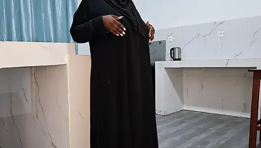 Müslüman bir kızı camiden ayrılırken acımasızca sikiyorum, onu çılgın bir sikişle karşıladım.