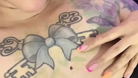 Seksi ve şişman bir BBW MILF, parmakları ve sikişmiş dildosuyla ıslak vajinasını orgazm etmek için mastürbasyon yapıyor