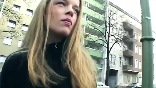 Blondine spreizt feuchte muschi, während sie hart gefickt wird