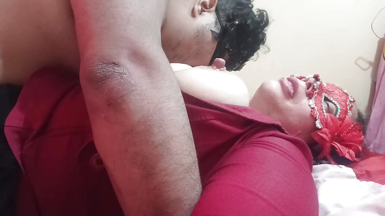 Amamantando a mi marido, gimiendo de placer, mi marido chupandome mis grandes tetas