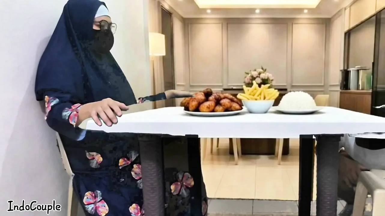 Guru Sekolah Hijab Muslim Pergi Untuk Kencan Dengan Bintang
