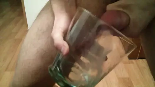 Büyük bir bardakta büyük cumshot!