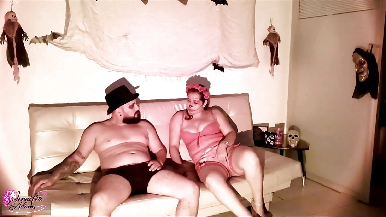 Pada Halloween, seorang tamu mengikuti saya ke mana-mana untuk meminta saya bercinta secara diam-diam - Cerita Lengkap- Porno