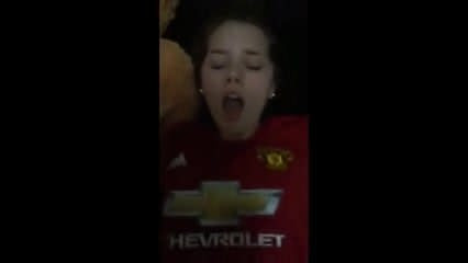 Muž utd dívka fanoušek bere trest