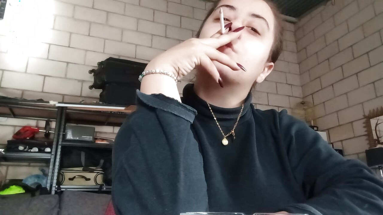 Awek putih dengan pantat besar merokok pancutan mani