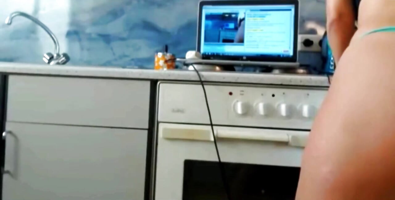 Dziewczyna Sexydea squirting na kamerze na żywo