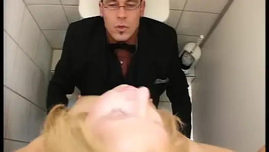 Tante seksi jerman lagi asik ngentot kontol di toilet umum