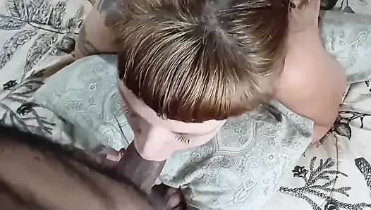 Profesyonel yutan yarak yutuyor ve her şeyi emiyor.