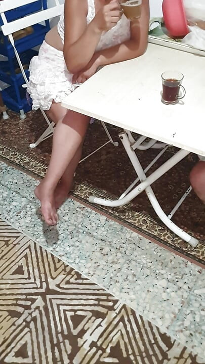 Türk çift mutfakta flört ediyor.