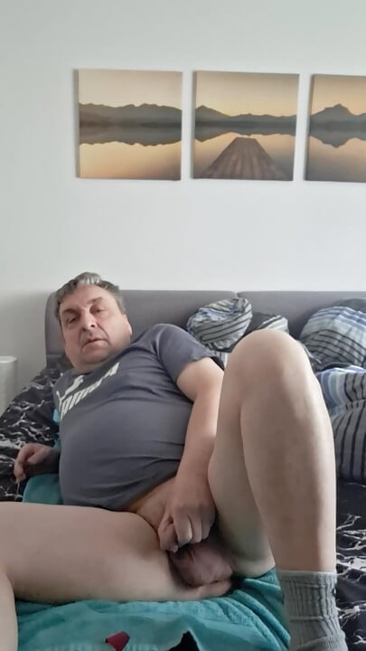На кровати 2