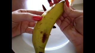 Unhas pontudas rasgam banana